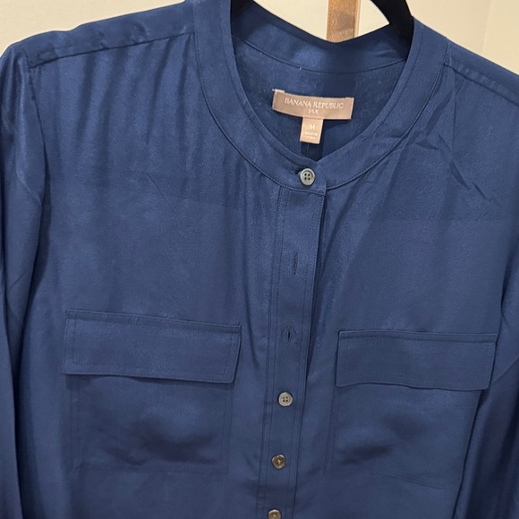 Banana Republic Elegant Deep Blue Women’s Button Down Shirt. Size M - Picture 5 of 8